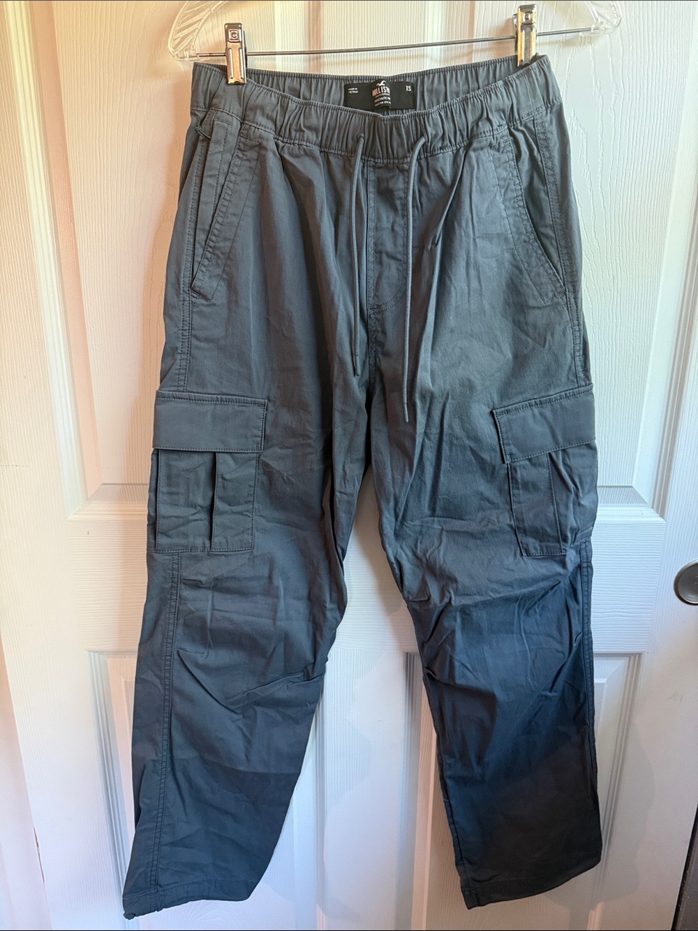 Hollister Men's Dark Gray Cargo Pants with Drawstring Waist